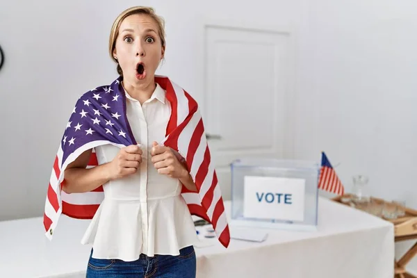 Mladá Blondýnka Volbách Politické Kampaně Drží Vlajku Usa Vyděšená Užaslá — Stock fotografie