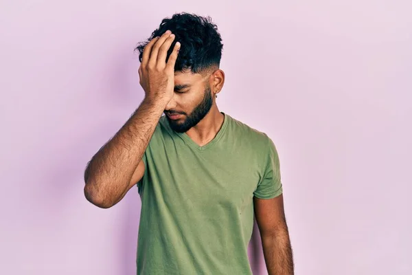 Arabský Muž Vousy Neformální Zelené Tričko Překvapen Rukou Hlavě Omylem — Stock fotografie