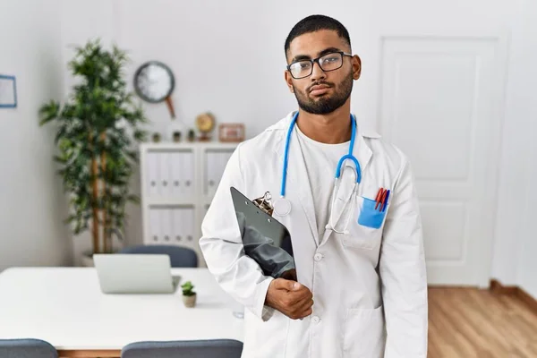 Junger Indischer Mann Arztuniform Und Stethoskop Sieht Müde Und Müde — Stockfoto