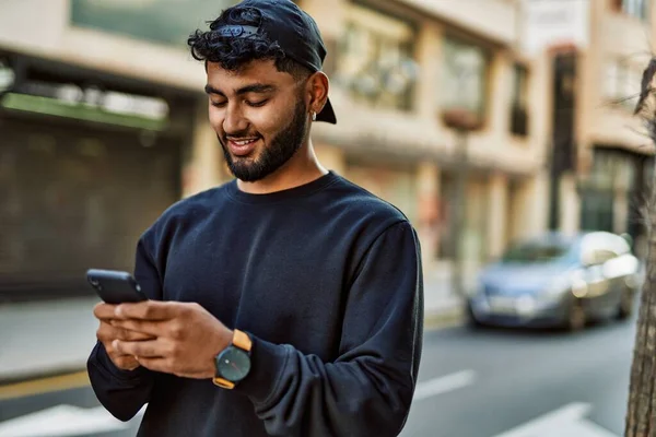 Junger Araber Lächelt Selbstbewusst Mit Smartphone Auf Der Straße — Stockfoto