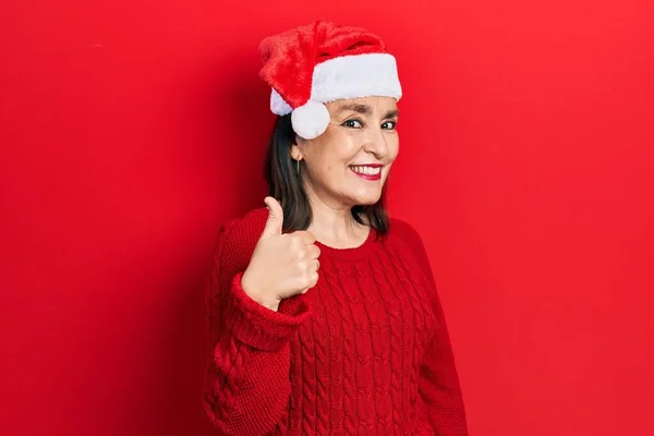 Mulher Hispânica Meia Idade Usando Chapéu Natal Fazendo Polegares Felizes — Fotografia de Stock