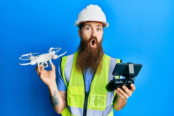 Homem Ruivo Com Barba Longa Usando Segurança Dura Usando Drone — Fotografia de Stock