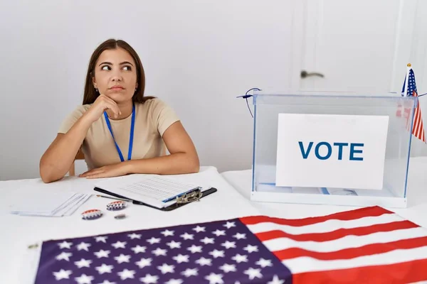 Młoda Brunetka Wyborach Politycznych Siedząca Głosowaniu Poważnie Myśląca Pytaniu Ręką — Zdjęcie stockowe