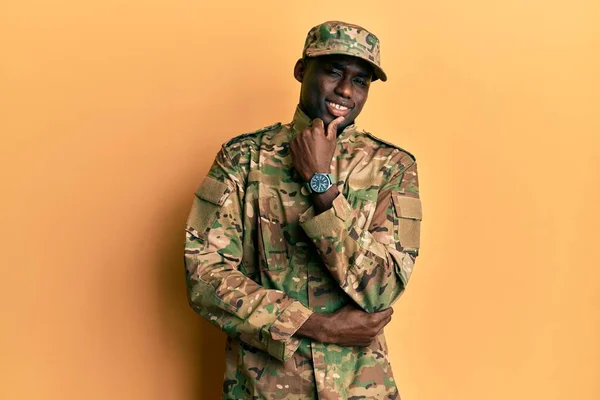 Young African American Man Wearing Army Uniform Looking Confident Camera — ストック写真