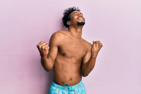 Joven Hombre Afroamericano Con Barba Vistiendo Traje Baño Muy Feliz —  Fotos de Stock