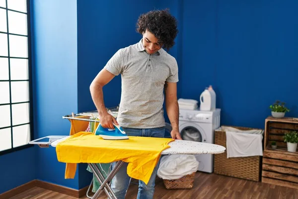 Ung Latinamerikansk Man Ler Säker Strykning Kläder Tvättstuga — Stockfoto