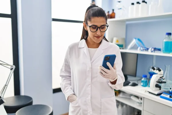 Mujer Hispana Joven Vistiendo Uniforme Científico Usando Smartphone Laboratorio —  Fotos de Stock