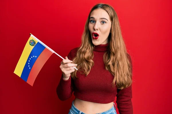 Mujer Rubia Joven Sosteniendo Bandera Venezolana Asustada Sorprendida Con Boca — Foto de Stock