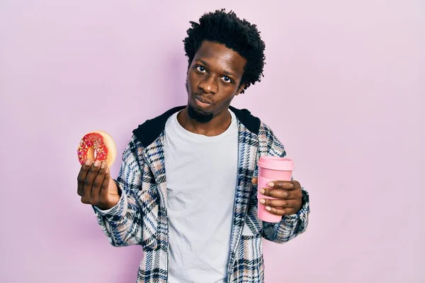 Junger Afrikanisch Amerikanischer Mann Der Krapfen Isst Und Kaffee Trinkt — Stockfoto