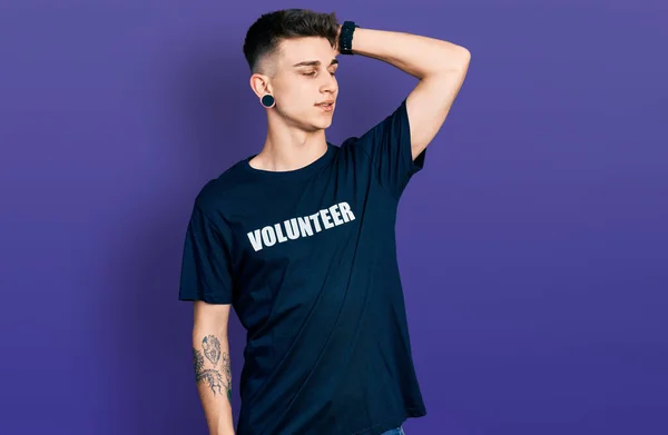 Young Caucasian Boy Ears Dilation Wearing Volunteer Shirt Smiling Confident — ストック写真