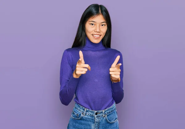 Piękna Młoda Azjatka Ubrana Luźne Ubrania Wskazujące Palcem Kamerę Szczęśliwą — Zdjęcie stockowe