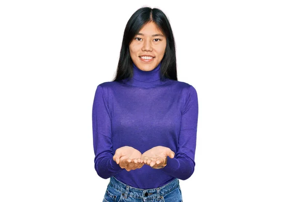 Piękna Młoda Azjatka Ubrana Luźne Ubrania Uśmiechnięta Dłońmi Dłońmi Przyjmująca — Zdjęcie stockowe