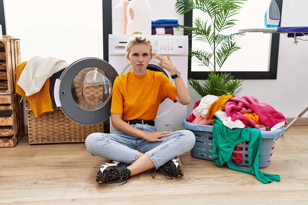 Jonge Blonde Vrouw Doet Zittend Bij Wasmachine Schieten Zichzelf Doden — Stockfoto