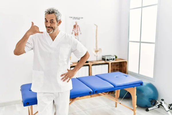 Medelålders Latinamerikanska Terapeut Man Som Arbetar Smärta Återhämtning Klinik Leende — Stockfoto
