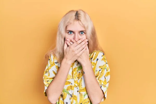 Mooie Blanke Vrouw Met Blond Haar Draagt Kleurrijke Shirt Geschokt — Stockfoto