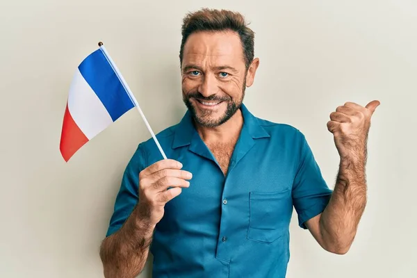 Mann Mittleren Alters Hält Frankreich Fahne Die Höhe Und Lächelt — Stockfoto