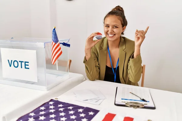 Mulher Hispânica Bonita Campanha Política Votando Voto Sorrindo Feliz Apontando — Fotografia de Stock