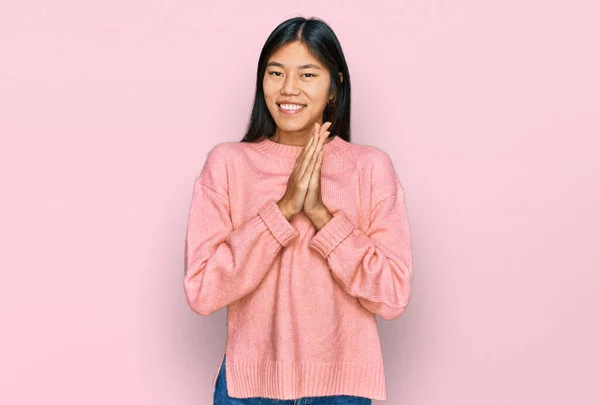 Hermosa Mujer Asiática Joven Usando Suéter Invierno Casual Rezando Con —  Fotos de Stock