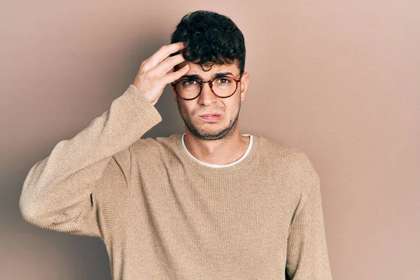 Junger Hispanischer Mann Lässiger Kleidung Und Brille Besorgt Und Gestresst — Stockfoto
