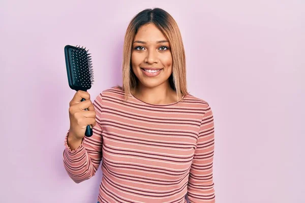 Beautiful Hispanic Woman Holding Hairbrush Looking Positive Happy Standing Smiling — Zdjęcie stockowe