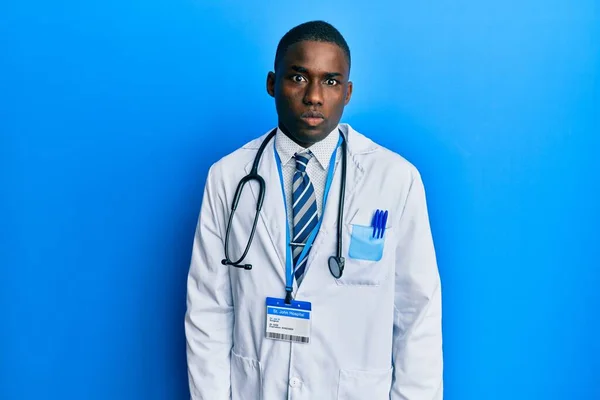 Jovem Afro Americano Vestindo Uniforme Médico Soprando Bochechas Com Rosto — Fotografia de Stock