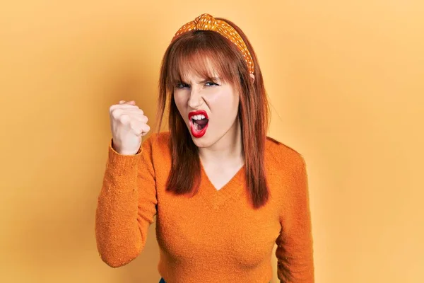 Die Rothaarige Junge Frau Trägt Einen Lässig Orangefarbenen Pullover Und — Stockfoto