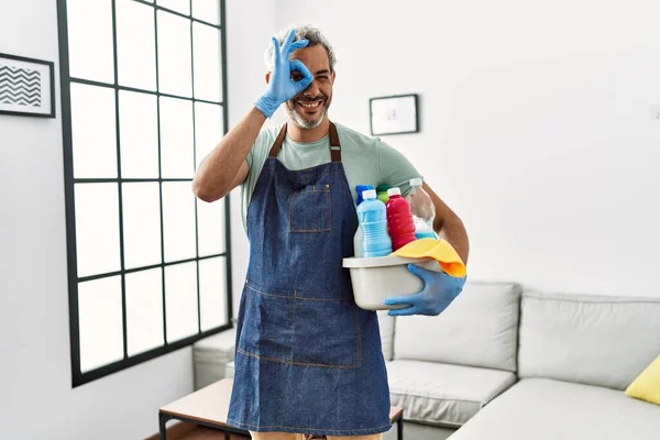 Hombre Hispano Mediana Edad Usando Delantal Más Limpio Sosteniendo Productos — Foto de Stock