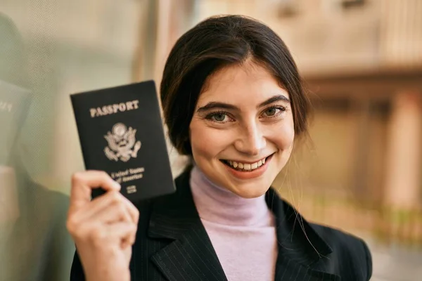 Jovem Bela Empresária Sorrindo Feliz Segurando Passaporte Dos Estados Unidos — Fotografia de Stock