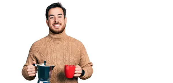 Talyan Kahvesi Içen Genç Spanyol Adam Çılgınlığı Kutluyor Başarıya Hayret — Stok fotoğraf
