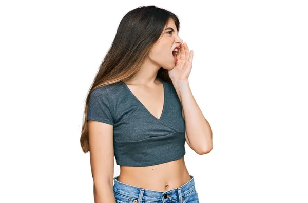 Joven Hermosa Chica Adolescente Que Usa Camiseta Corta Casual Gritando — Foto de Stock