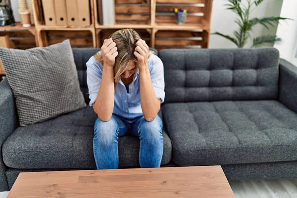 Genç sarışın hasta klinikte psikoloji seansı yapıyor.