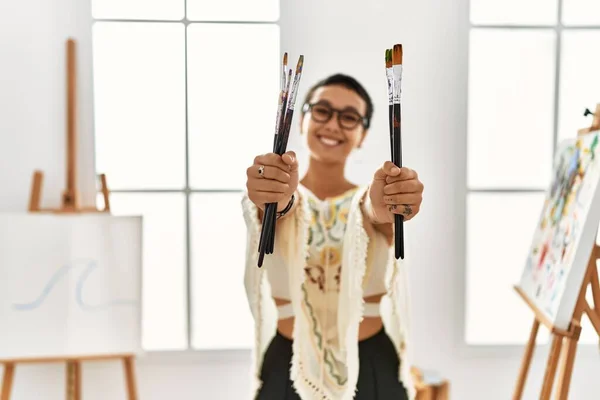 Young Hispanic Woman Smiling Confident Holding Paintbrushes Art Studio — Stock Photo, Image