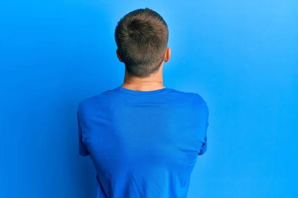 Νεαρός Καυκάσιος Μπλε Μπλουζάκι Που Στέκεται Πίσω Κοιτώντας Αλλού Σταυρωμένα — Φωτογραφία Αρχείου