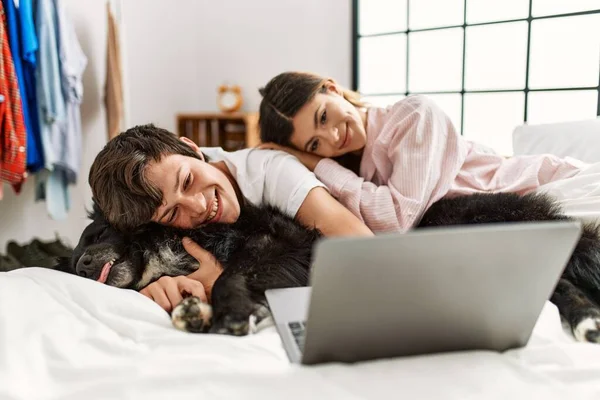 Jong Kaukasisch Paar Glimlachen Gelukkig Met Behulp Van Laptop Liggend — Stockfoto