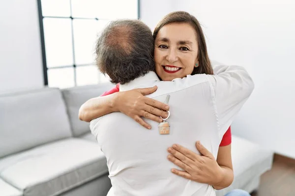 Hombre Mujer Mediana Edad Pareja Abrazándose Uno Otro Sosteniendo Llave — Foto de Stock