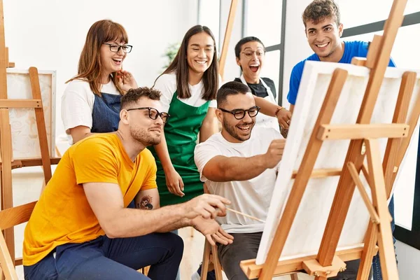 Grupo Personas Sonriendo Feliz Mirando Sorteo Pareja Estudio Arte —  Fotos de Stock