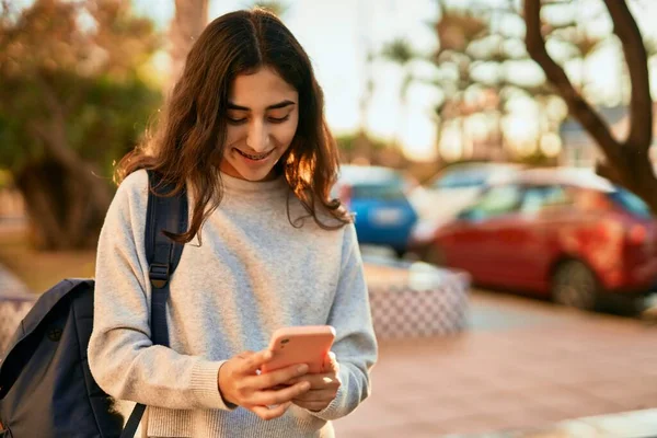 Молода Студентка Близького Сходу Посміхається Щаслива Використовуючи Смартфон Місті — стокове фото