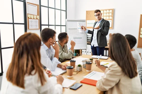 Gruppe Von Geschäftsleuten Hört Chef Konferenz Während Besprechung Büro — Stockfoto