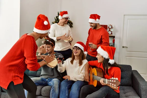 Gruppo Giovani Che Festeggiano Natale Cantando Canti Natalizi Casa — Foto Stock