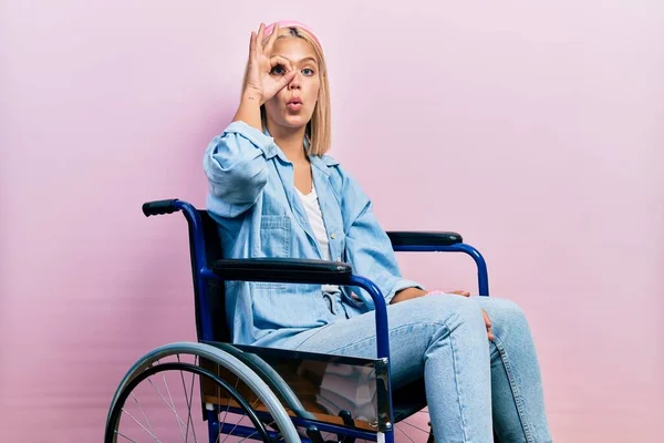 Красивая Блондинка Сидящая Инвалидной Коляске Делает Нормальный Жест Потрясенный Удивленным — стоковое фото