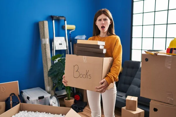 Young Brunette Woman Moving New Home Holding Box Afraid Shocked — ストック写真