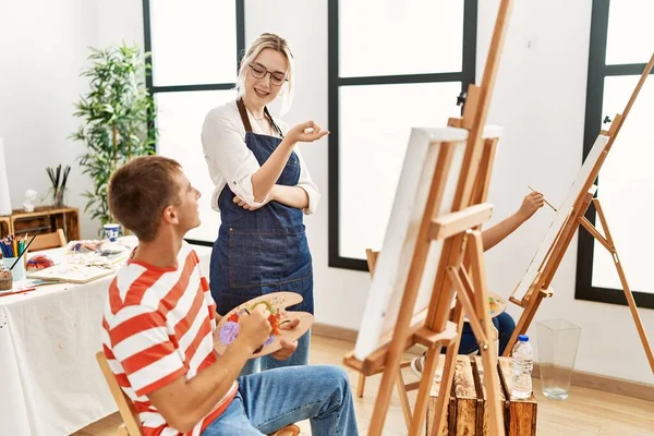 Art Woman Teacher Smiling Happy Looking Draw Paint Student Studio — Stock Photo, Image