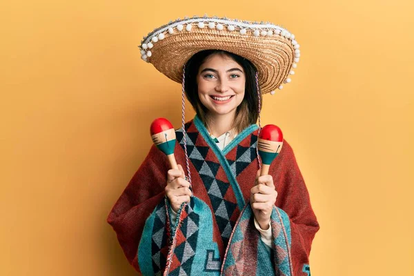 Joven Mujer Caucásica Sosteniendo Sombrero Mexicano Usando Maracas Sonriendo Con — Foto de Stock