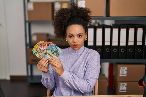 Ung Afrikansk Amerikansk Kvinna Arbetar Småföretag Handel Hålla Australiska Dollar — Stockfoto