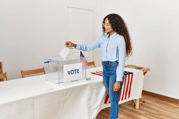 Jovem Mulher Latina Sorrindo Voto Confiante Colégio Eleitoral — Fotografia de Stock