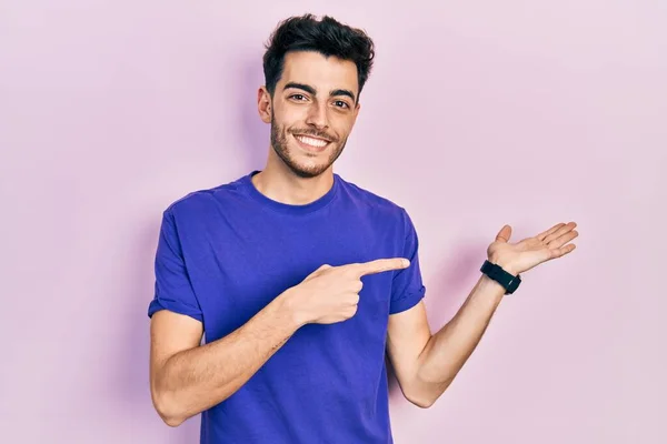 Joven Hombre Hispano Con Camiseta Casual Asombrado Sonriendo Cámara Mientras —  Fotos de Stock