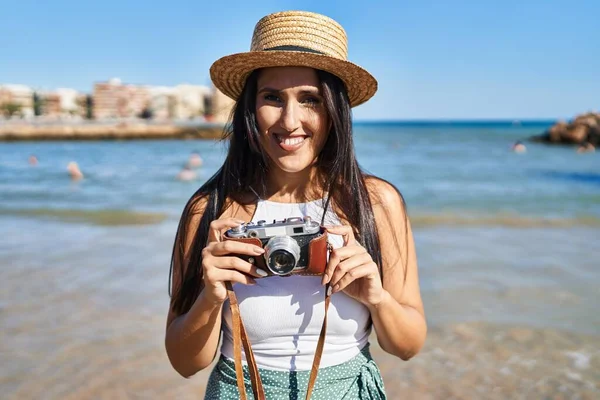 Joven Mujer Hispana Sonriendo Confiada Usando Cámara Playa —  Fotos de Stock