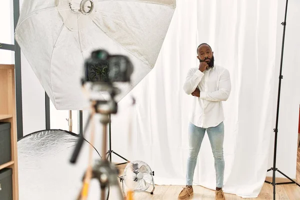 Afroamerikansk Man Poserar Som Modell Vid Fotografering Studio Allvarligt Ansikte — Stockfoto