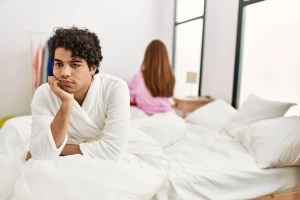 Junges Paar Mit Ernstem Gesichtsausdruck Über Probleme Die Auf Dem — Stockfoto