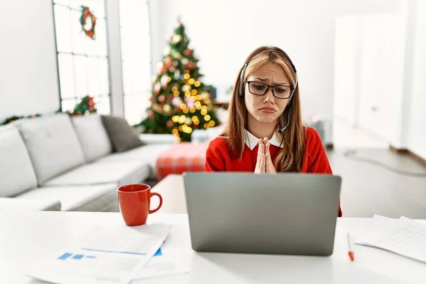 Jong Blank Meisje Zit Tafel Werken Met Behulp Van Laptop — Stockfoto